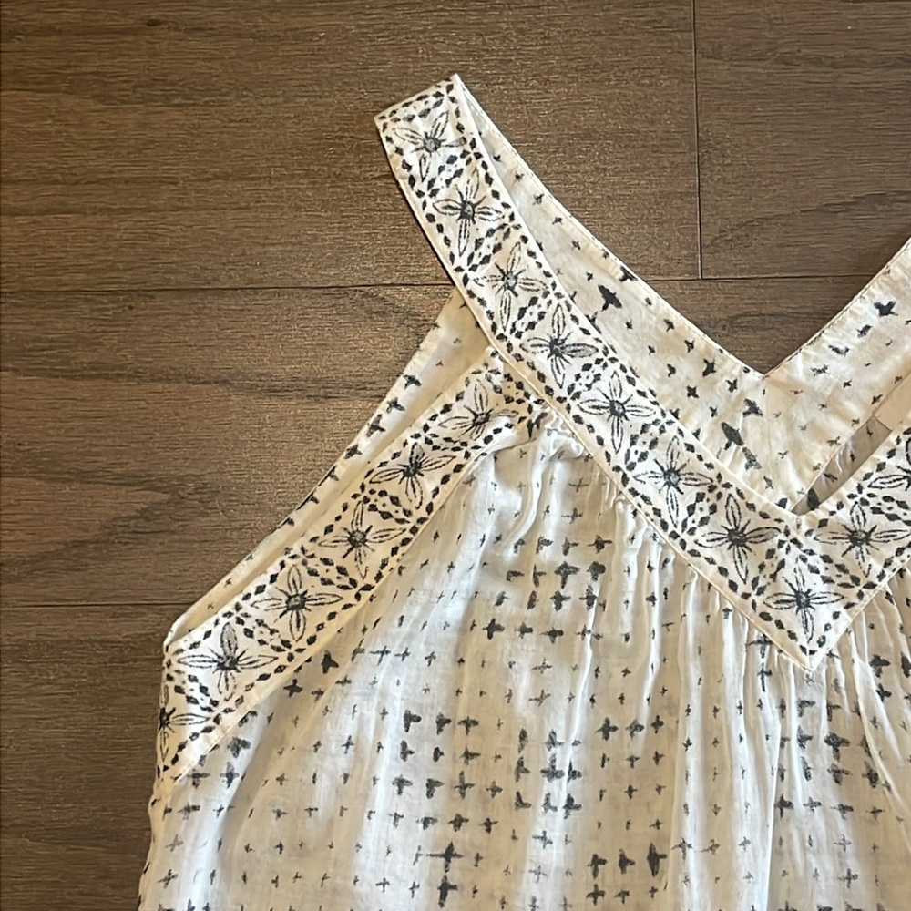 LOFT Off White and Black Patterned Shell - Size XS - Picture 3 of 5